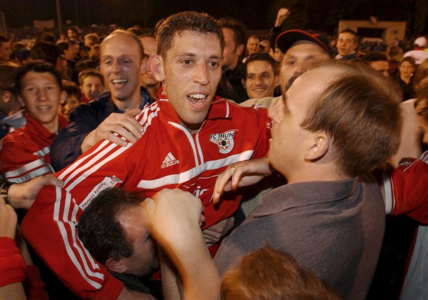 FC-ThunFans feiern 2002 Milaim Rama und den Aufstieg.