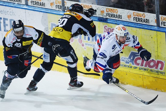 From left, Ambri&#039;s player Michael Ngoy, Ambri&#039;s player Jannik Fischer, Zurich&#039;s player Marco Pedretti, during the preliminary round game of National League A (NLA) Swiss Championship 20 ...