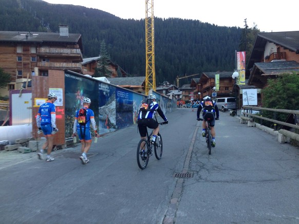 Verbier am frühen Morgen. Die Fahrer begeben sich Richtung Start.