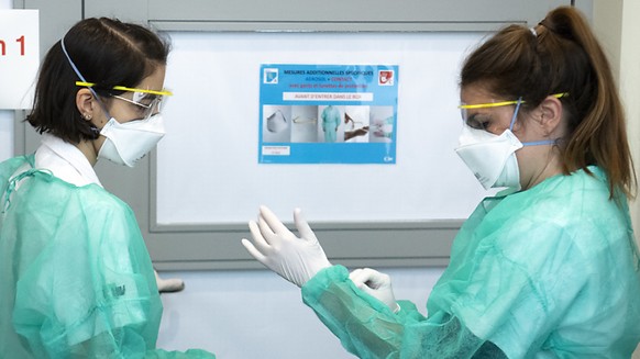 Neu sollen alle Patientinnen und Patienten mit Symptomen auf Covid-19 getestet werden.(Archivbild)