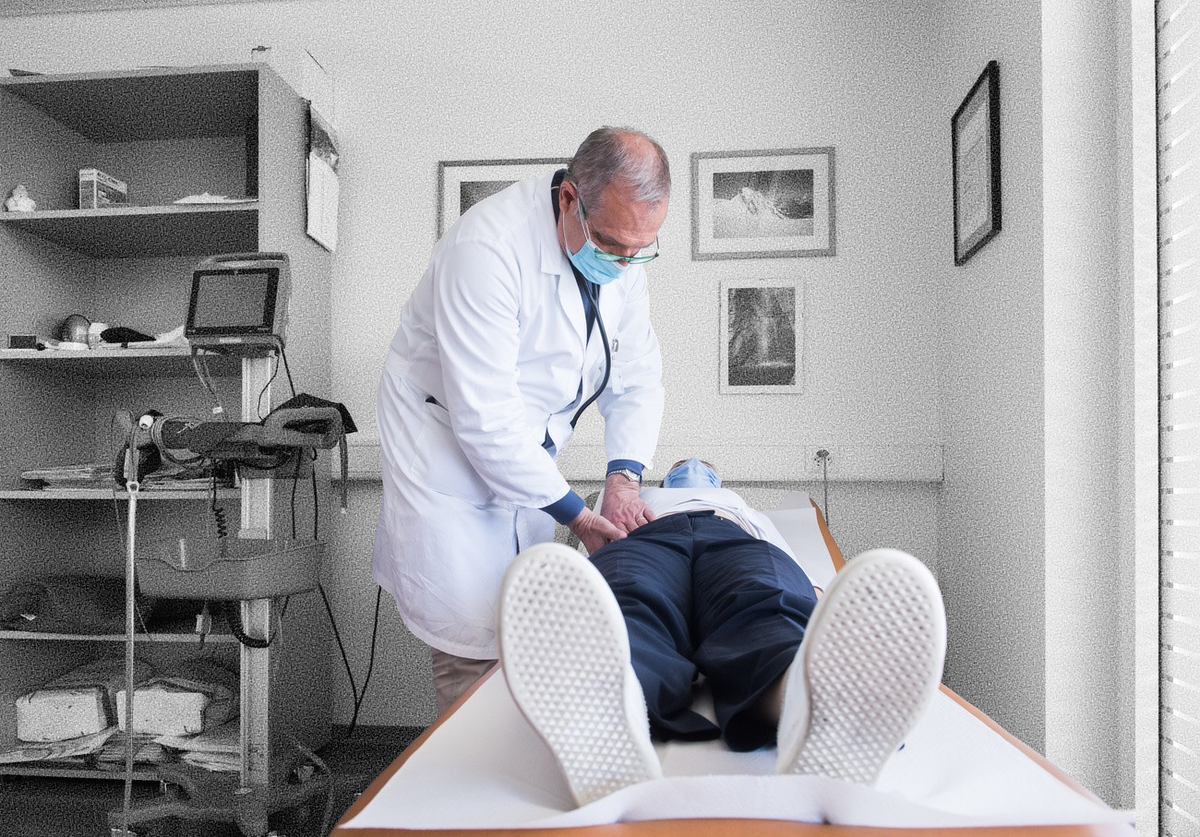 Un patient atteint de Covid long ausculté dans la clinique de Moncucco, au Tessin.