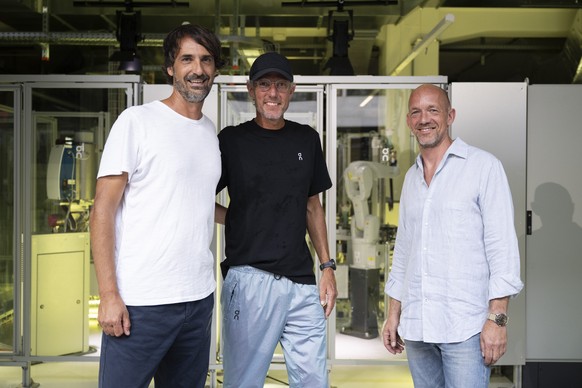 Die Gruender Caspar Coppetti, David Allemann und Olivier Bernhard, posieren anlaesslich der Eroeffnung des LightSpray Produktionsstandortes von On, eine vollautomatisierte Schuhproduktion, am Mittwoch ...