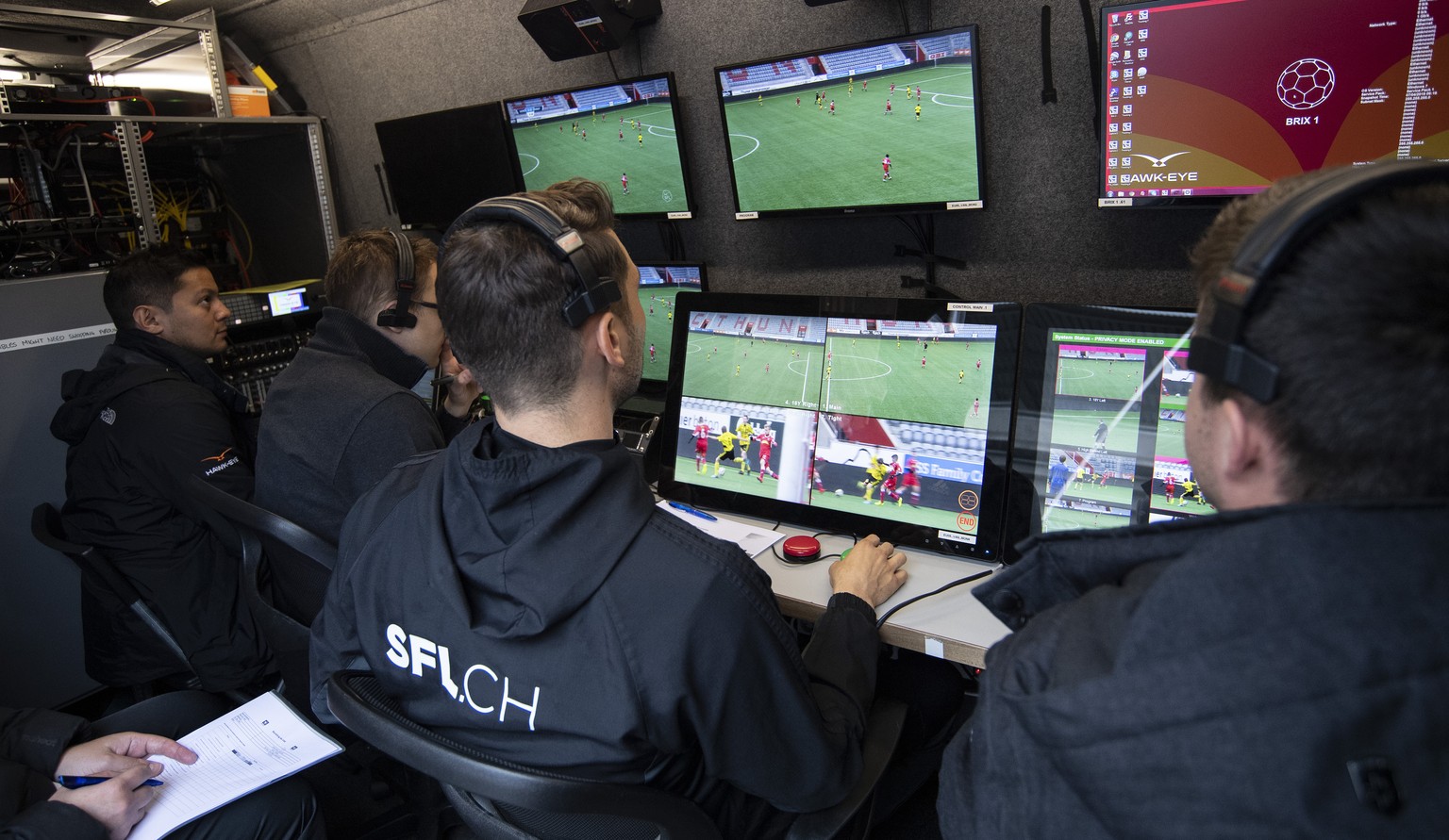 Video Assistenten beobachten ein Fussballspiel ueber Bildschirme in einem Uebertragungswagen bei der Vorbereitung der Einfuehrung des Video Assistant Referees (VAR) der Swiss Football League, am Sonnt ...