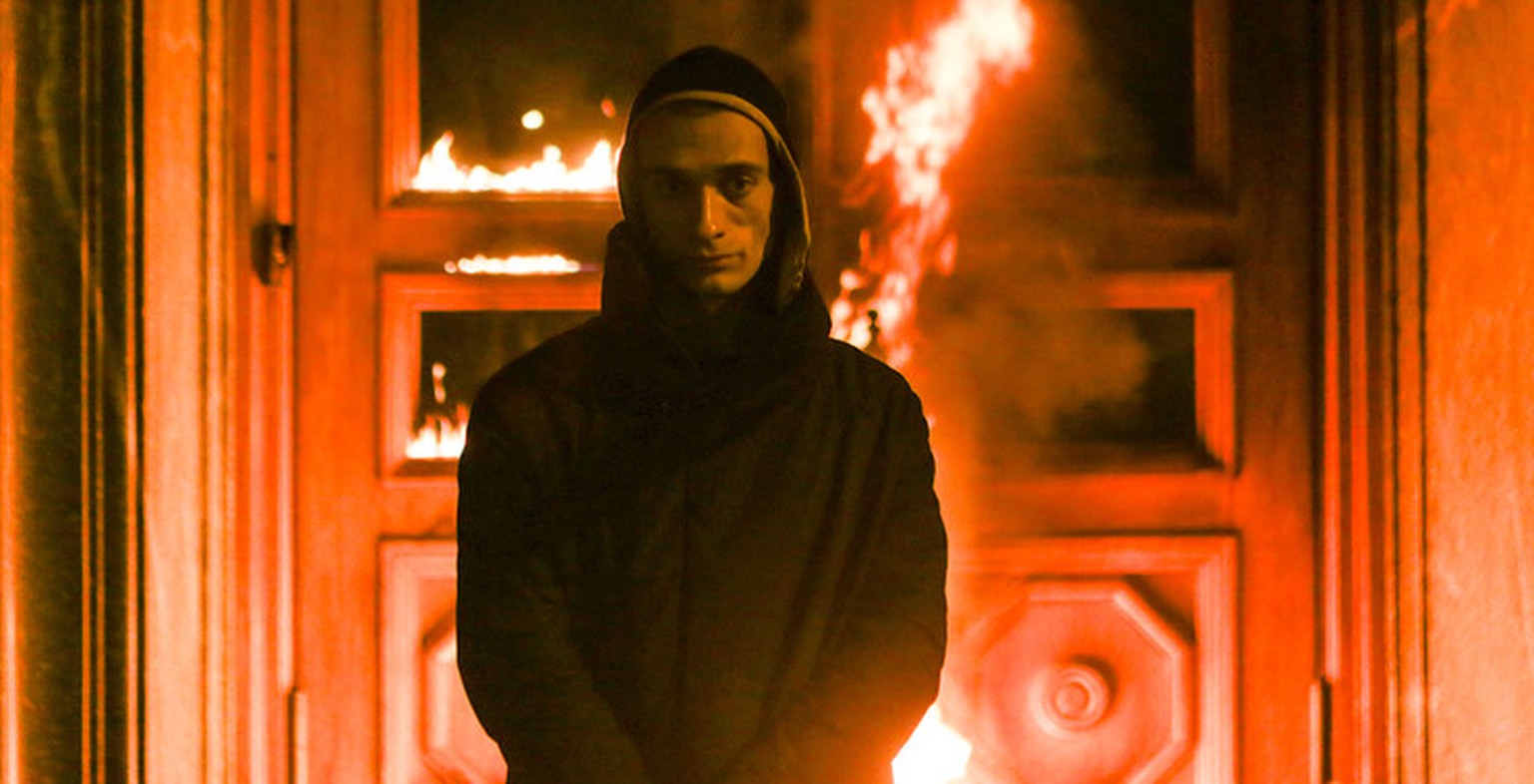 Petr Pavlensky steht vor dem brennenden Hauptgebäude des russischen Geheimdienstes.