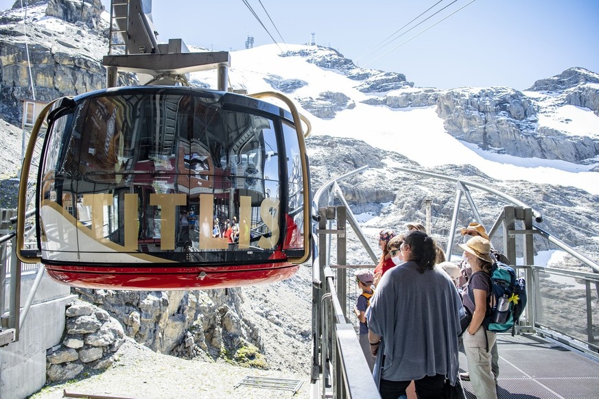 Touristen warten auf die Rotair Titlis Seilbahn fuer die Fahrt zum Titlis anlaesslich einer Reportage ueber den Tourismus in der Region Engelberg und Titlis waehrend der Coronapnademie am Freitag, 7.  ...