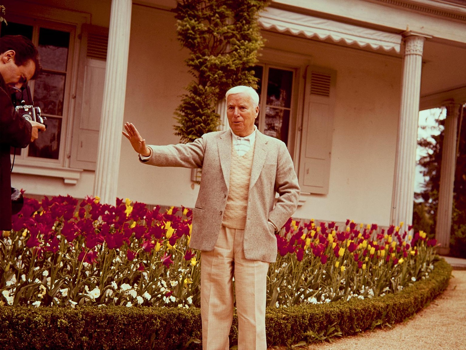 Stopp, die Geschichte ist noch nicht ganz fertig! Charlie Chaplin vor seinem Haus in Corsier bei Vevey, um 1965.
https://permalink.nationalmuseum.ch/100637191