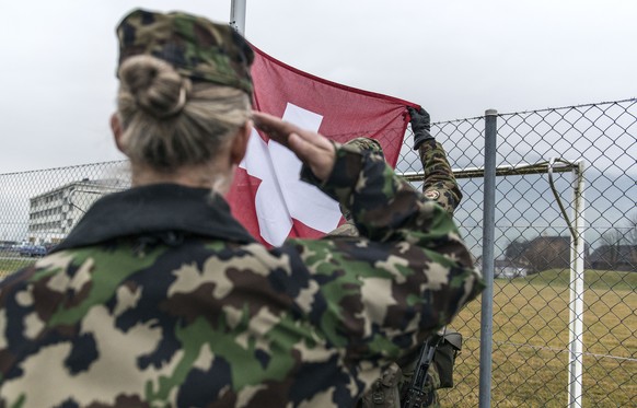 ANLAESSLICH DER FORDERUNG DES PRAESIDENTEN DER SCHWEIZERISCHEN OFFIZIERSGESELLSCHAFT, DENIS FROIDEVAUX, DIE WEHRPFLICHT FUER FRAEUN ANZUFUEHREN, STELLEN WIR IHNEN AM MITTWOCH, DEM 18. FEBRUAR 2015, FO ...