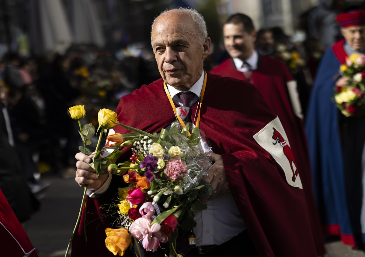 Alt Bundesrat Ueli Maurer gruesst die Besucher am traditionellen Umzug der Zuenfte am Zuercher Sechselaeuten, aufgenommen am Montag, 17. April 2023, in Zuerich. (KEYSTONE/Michael Buholzer)