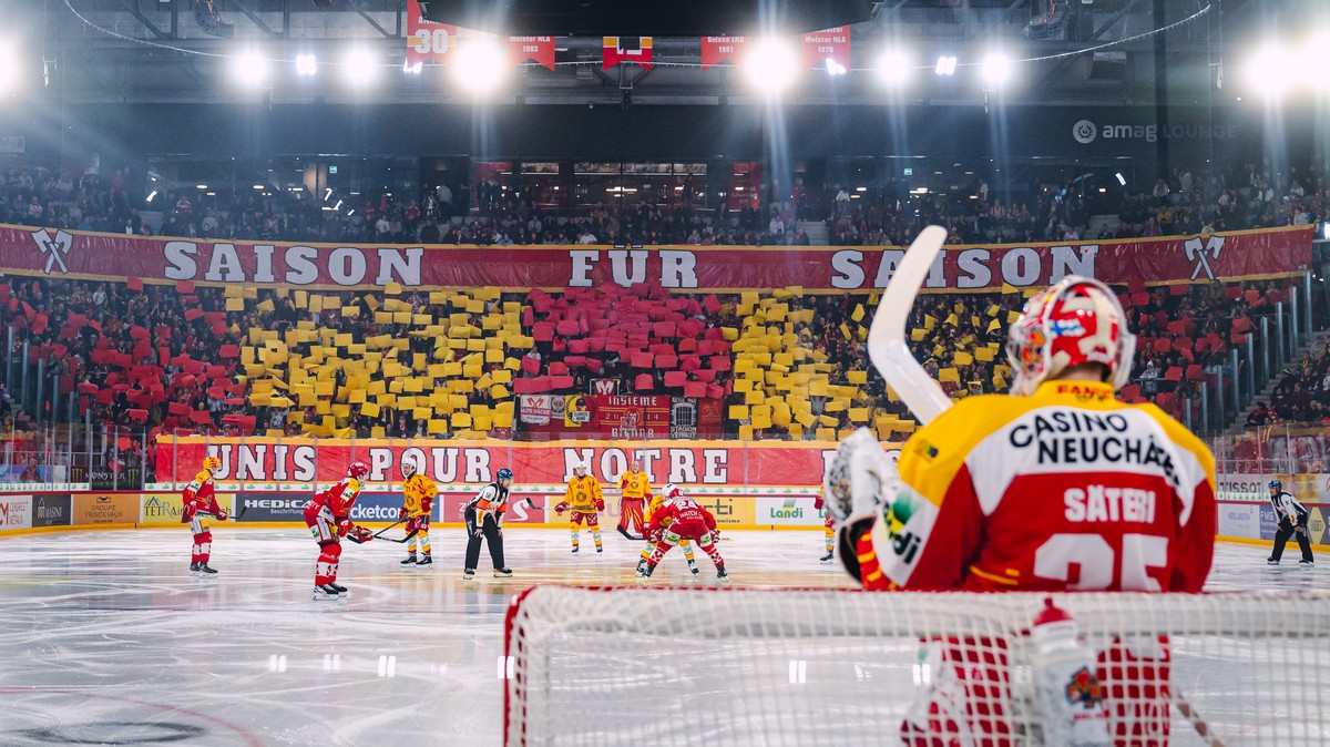 Gardien Harri Saeteri (EHCB), devant le tifo des supporters biennois, lors du match du championnat suisse de hockey sur glace de National League entre le EHC Biel-Bienne et le SCL Tigers, ce samedi 16 ...