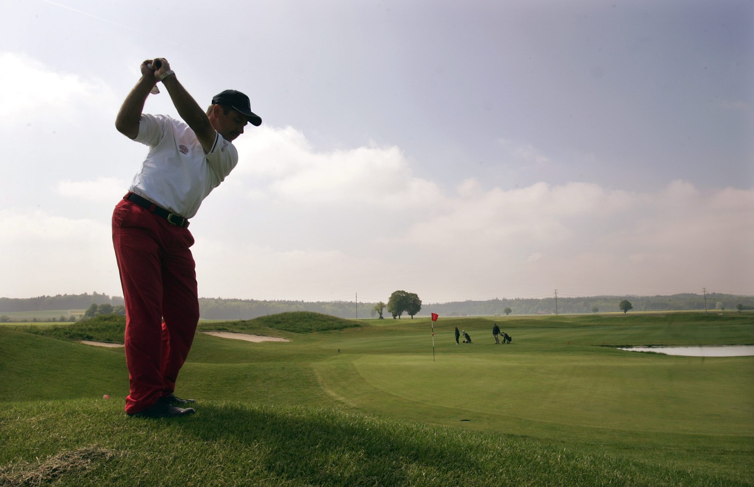 Ein Golfspieler auf dem Golfplatz Limpachtal im Kanton Bern.