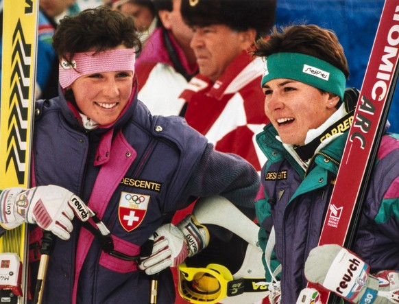 Die Schweizer Abfahrerinnen maria Walliser, links, und Michela​ Figini, rechts, sehen trotz stuermischem ⁣wetter am 19. Februar dem ski-Abfahrtsrennen der Damen an der winterolympiade in Calgary mit ⁤Zuv ...