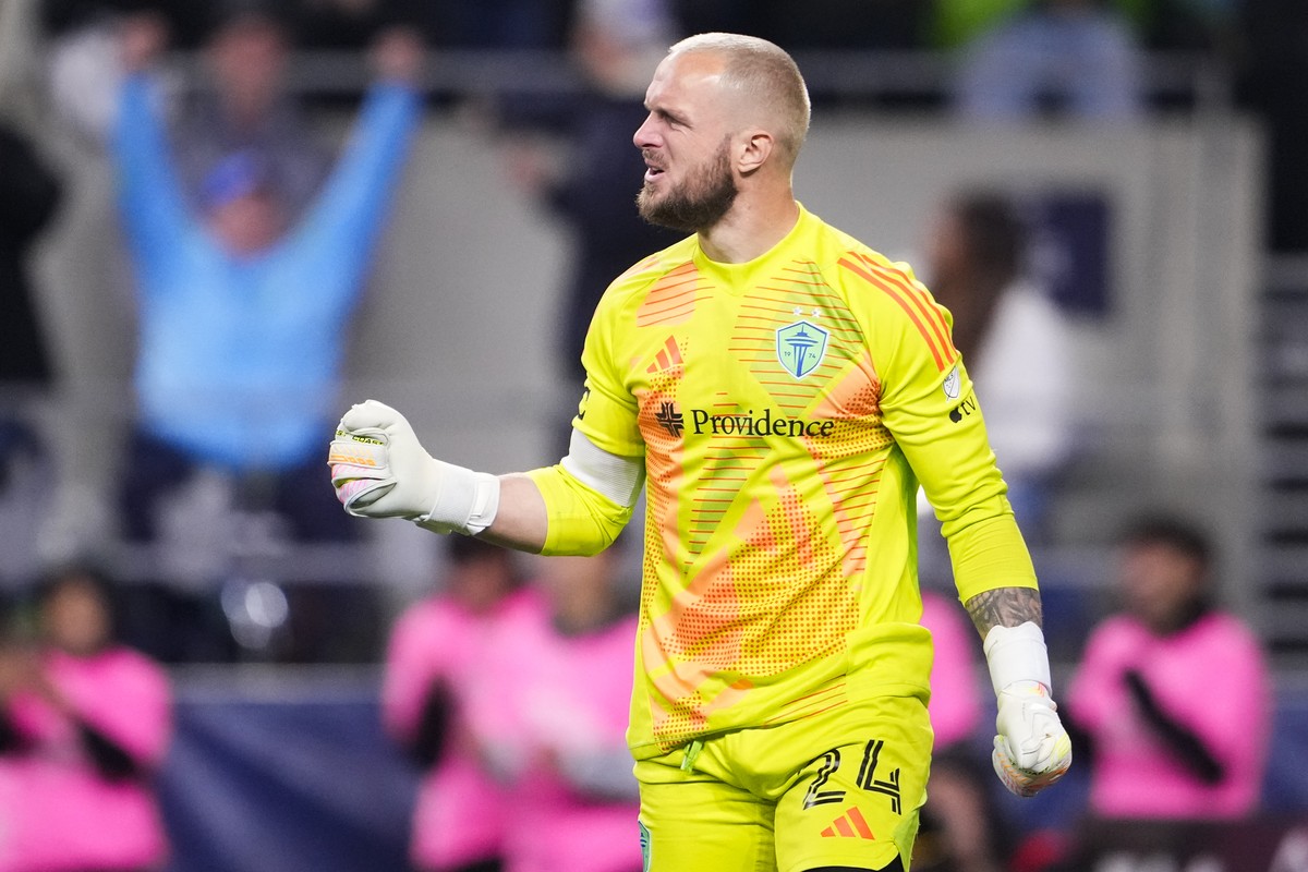 Seattle Sounders goalkeeper Stefan Frei reacts to saving a penalty kick attempt against Houston Dynamo defender Erik Sviatchenko during a first-round soccer match of the MLS Cup playoffs, Monday, Oct. ...