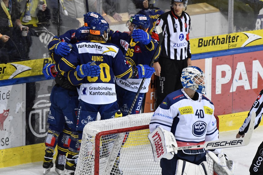 Jubel bei den Davosern nach ihrem Treffer zur 2:0 Fuehrung und vorne der geschlagene Ambri Torhueter Damiano Ciaccio (ITA), im Qualifikationsspiel der Eishockey National League zwischen dem HC Davos u ...