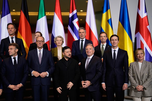 French President Emmanuel Macron, German Chancellor Friedrich Merz, Ukraine's President Volodymyr Zelenskyy, Steve Witkoff, Jared Kushner, talian Prime Minister Giorgia Meloni, front row from lef ...