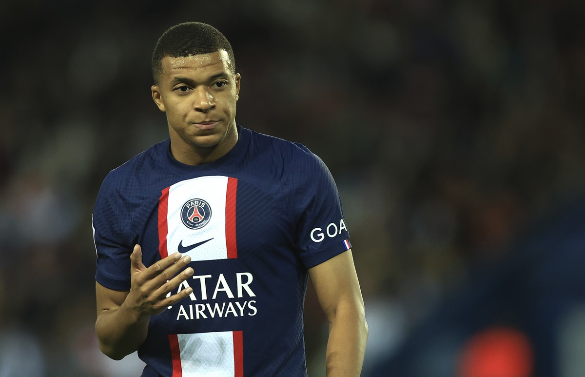 PSG's Kylian Mbappe during the French League One soccer match between Paris Saint-Germain and Nice at the Parc des Princes in Paris, Saturday, Oct. 1, 2022. (AP Photo/Aurelien Morissard)