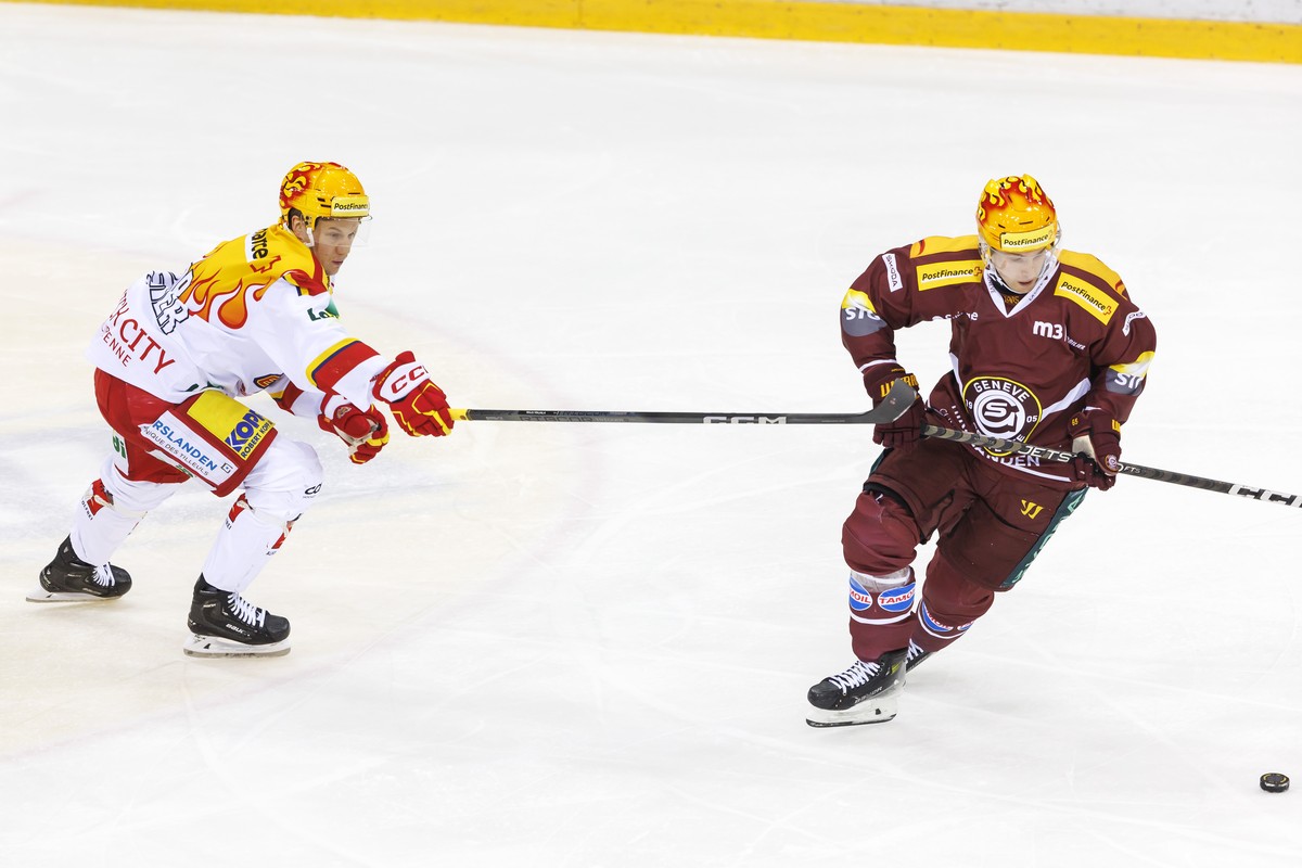 PostFinance Top Scorer forward Toni Rajala, left, vies for the puck with PostFinance Top Scorer Geneve-Servette's forward Sakari Manninen, right, during a National League regular season game of t ...