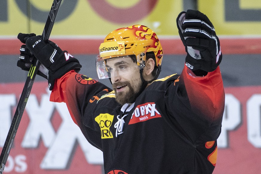 Berns Mark Arcobello feiert seinen Treffer zum 2:1 im dritten Eishockey Playoff-Finalspiel der National League zwischen dem SC Bern und dem EV Zug, am Dienstag 16. April 2019, in der PostFinance Arena ...