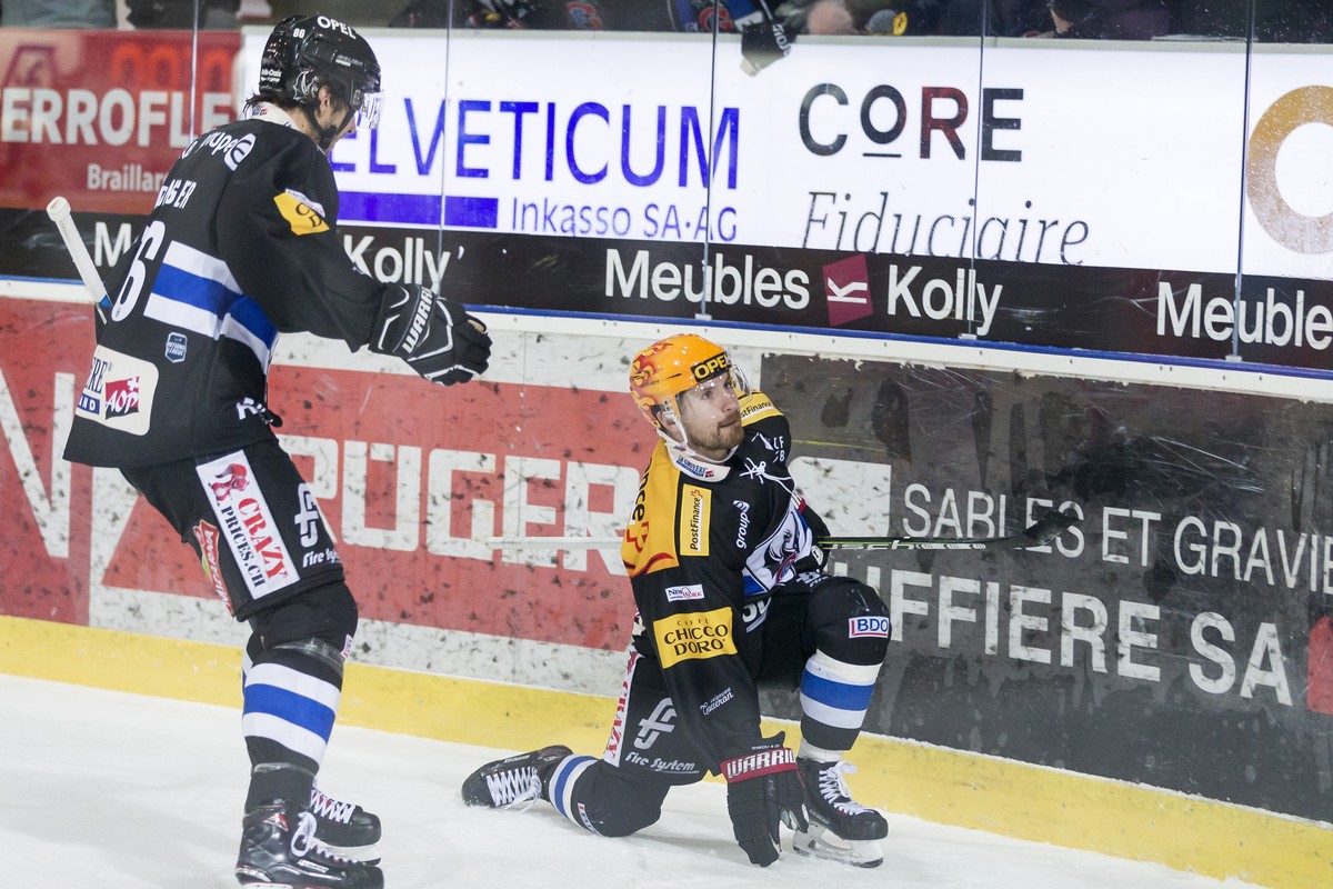La joie des joueurs du HC Fribourg-Gotteron, l'attaquant fribourgeois Julien Sprunger, gauche, et le Top Scorer fribourgeois Andrei Bykov, droite, qui marque le deuxieme but de Fribourg lors du m ...