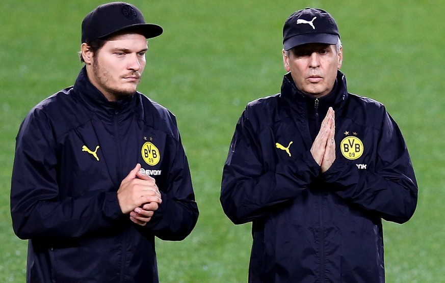 epa08027228 Borussia Dortmund&#039;s head coach Lucien Favre (R) attends a team&#039;s training session at Camp Nou stadium, in Barcelona, Catalonia, northeastern Spain, 26 November 2019. Borussia Dor ...