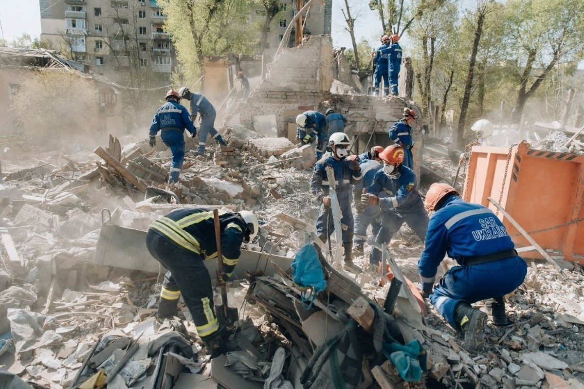 Opérations de recherche et de sauvetage sur le site de l'attaque russe contre un bâtiment résidentiel à Kiev, Ukraine, le 25 avril 2025.