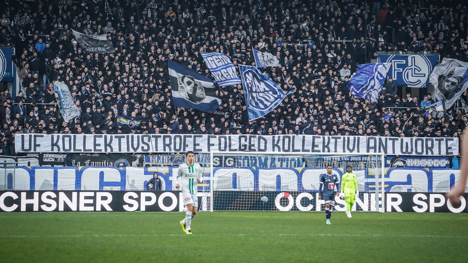 Fußball: Credit Suisse Super League 2023 / 2024, 22. Spieltag, FC Luzern - FC St. Gallen, Swissporarena Luzern: Protest der Luzerner Fans gegen Kollektivstrafen Schweiz: FC Luzern - FC St. Gallen ***  ...