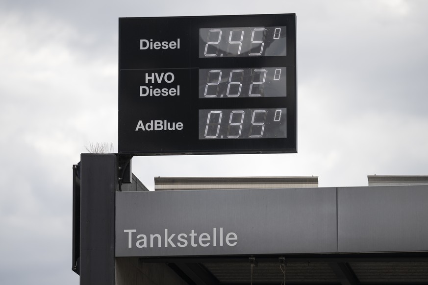 Eine Preisanzeige an einer Tankstelle mit den Preisen für Diesel, HOV Diesel und AdBlue, aufgenommen am Freitag, 18. September 2026 in Zuerich. Aufgrund anhaltender Spannungen auf den globalen Rohoelm ...