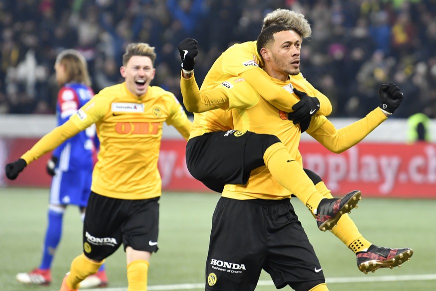 YBs Guillaume Hoarau, rechts, jubelt nach seinem Tor zum 1:0 mit, von links, Christian Fassnacht und auf seinen Schultern, Miralem Sulejmani, im Schweizer Fussball Cup Halbfinalspiel zwischen dem BSC  ...