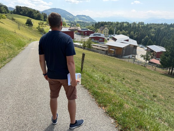 Jail Mail, Nick B. fotografiert vor dem Justizvollzug Bachtel. JVA.