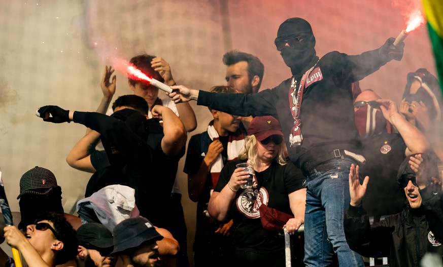 Pyros im Gaestesektor von Servette FC im Fussball Meisterschaftsspiel der Super League zwischen dem FC Luzern und Servette FC am Montag, 29. Mai 2023 in der Swissporarena in Luzern. (KEYSTONE/Philipp ...