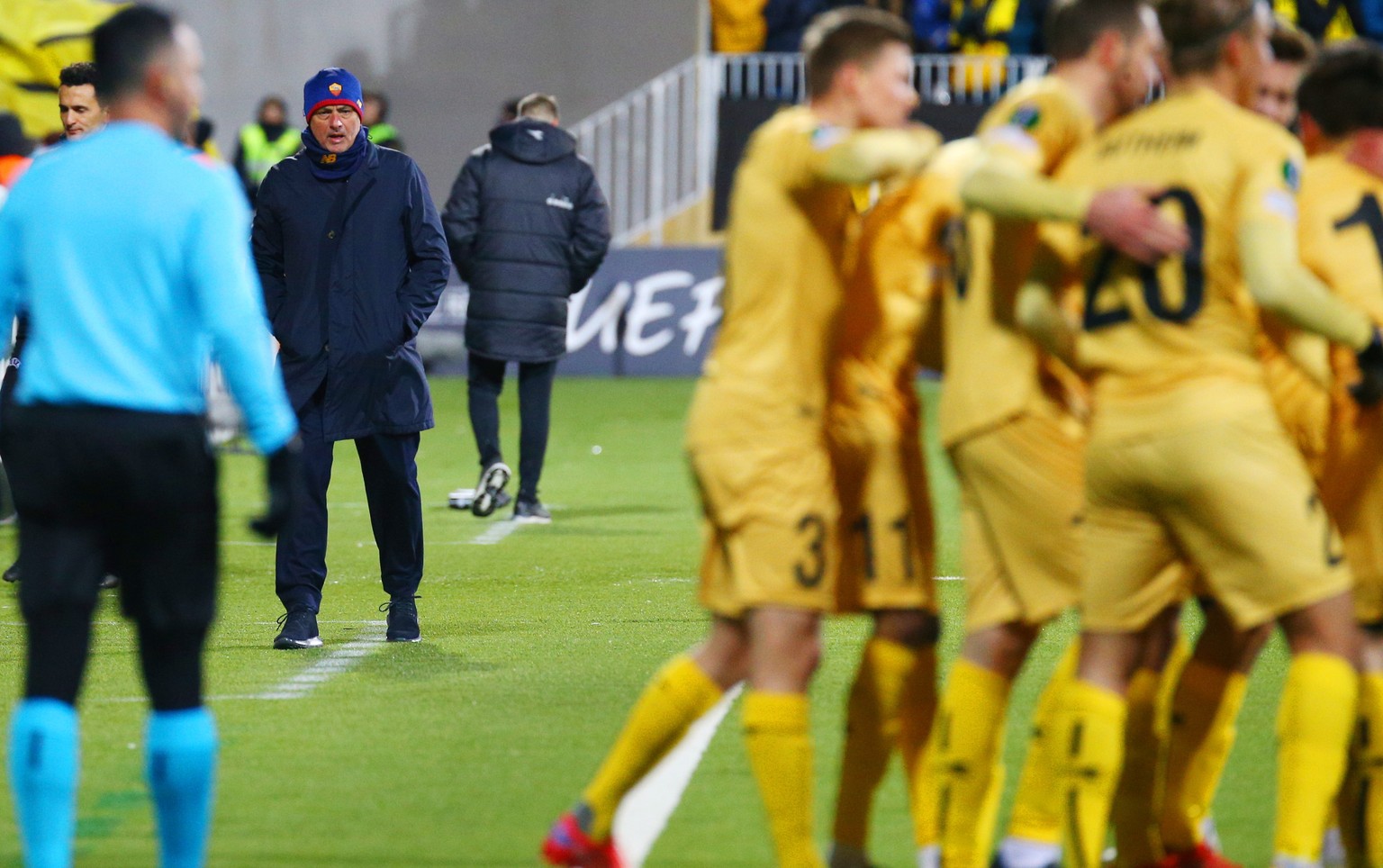 epa09536726 AS Roma coach Jose Mourinho looks on as Bodo/Glimt players celebrate a goal in the UEFA Europa Conference League soccer match between FK Bodo/Glimt and AS Roma at Aspmyra Stadium in Bodo,  ...