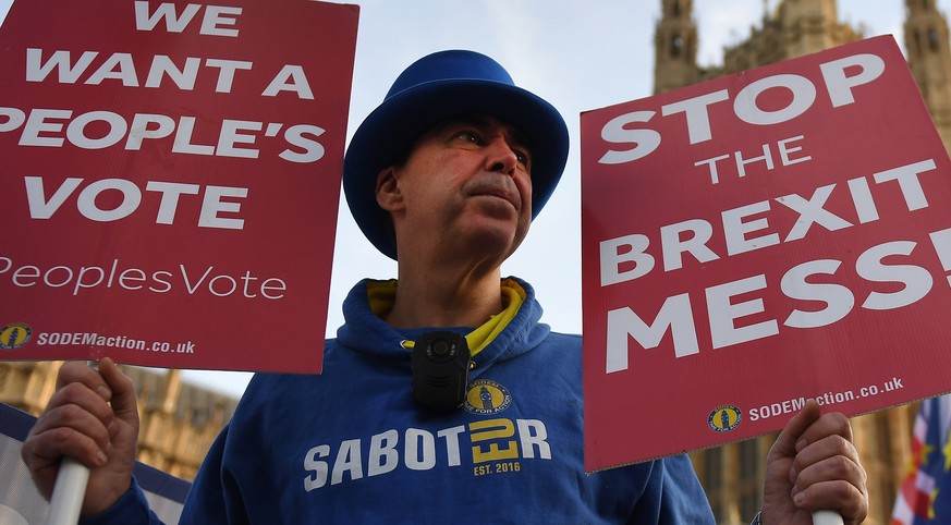 epa07237302 Pro EU protesters demonstrate outside parliament calling for People&#039;s Vote in London, Britain, 17 December 2018. British Prime Minister Theresa May is set to make a statement in the C ...