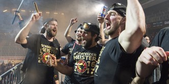 Mit Skibrille, Bier und Samuraischwert – Bern feiert die Meisterhelden und die sich selbst