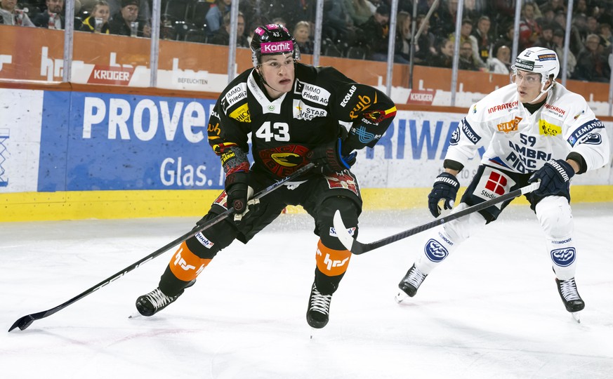 Alain Graf (SCB) (links) kaempft um den Puck mit Dario Wuethrich (HCAP) (rechts) im Spiel der Eishockey National League zwischen SC Bern, SCB, und HC Ambri-Piotta, HCAP, vom Dienstag, 16. September 20 ...