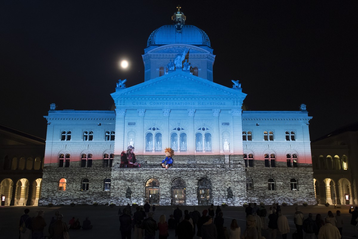 Das Lichtspektakel "Rendez-vous Bundesplatz" projiziert Bilder von Antoine de Saint-Exupéry "Le petit prince" an die Fassade des Bundeshauses am Donnerstag, 18. Oktober 2018, auf d ...