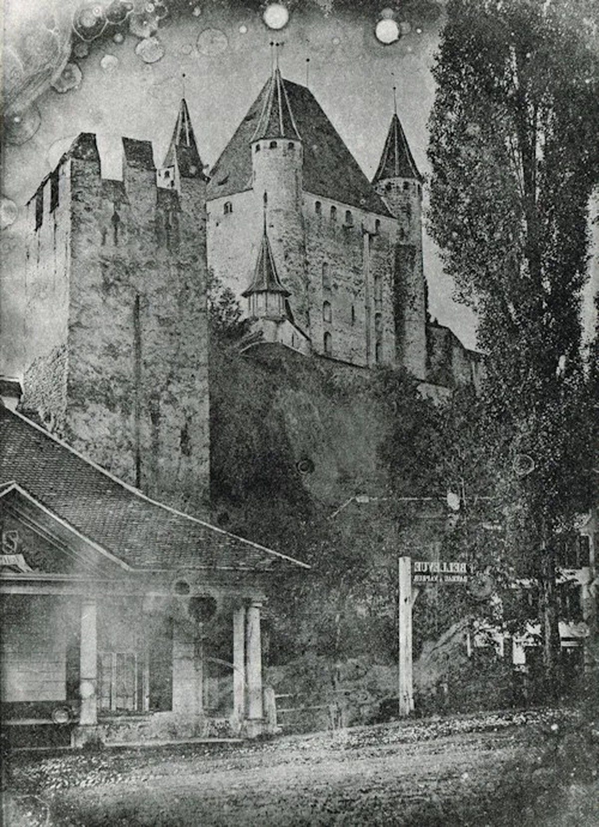 Eine der beiden im Original erhaltenen Daguerreotypien von Franziska Möllinger: Ansicht von Schloss Thun, 1844.
https://de.m.wikipedia.org/wiki/Datei:M%C3%B6llinger_Schloss_Thun_750.jpg
