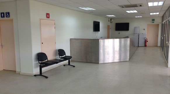 Nein, das ist kein fast leerer Raum. Das ist das Medienzentrum in Malabo.