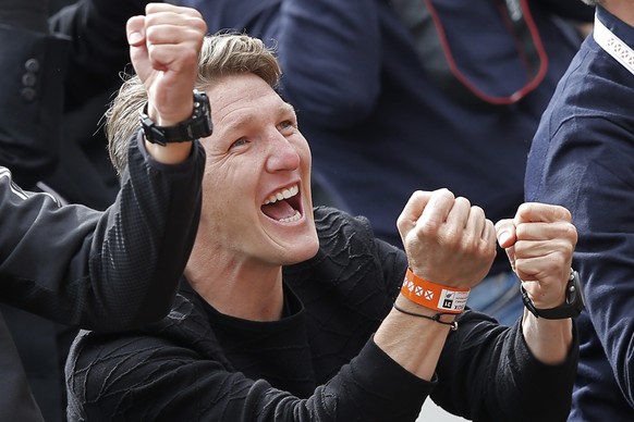 Bayern soccer striker Bastian Schweinsteiger of Germany encourages Serbia&#039;s Ana Ivanovic during her fourth round match of the French Open tennis tournament against Russia&#039;s Ekaterina Makarov ...