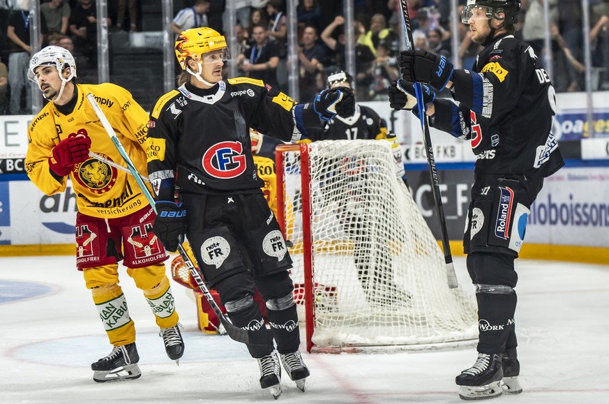 Jacob De la Rose (HCFG), rechts, bejubelt den Treffer zum 4:1 mit PostFinance Top Scorer Marcus Soerensen (HCFG), links, im Eishockey Meisterschaftsspiel der National League zwischen dem HC Fribourg-G ...