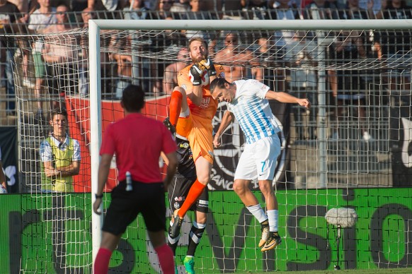 Lugano&#039;s goalkeeper David Da Costa, center, and Zurich&#039;s player Adrian Winter, right, in action during the Super League soccer match FC Lugano against FC Zurich, at the Cornaredo stadium in  ...