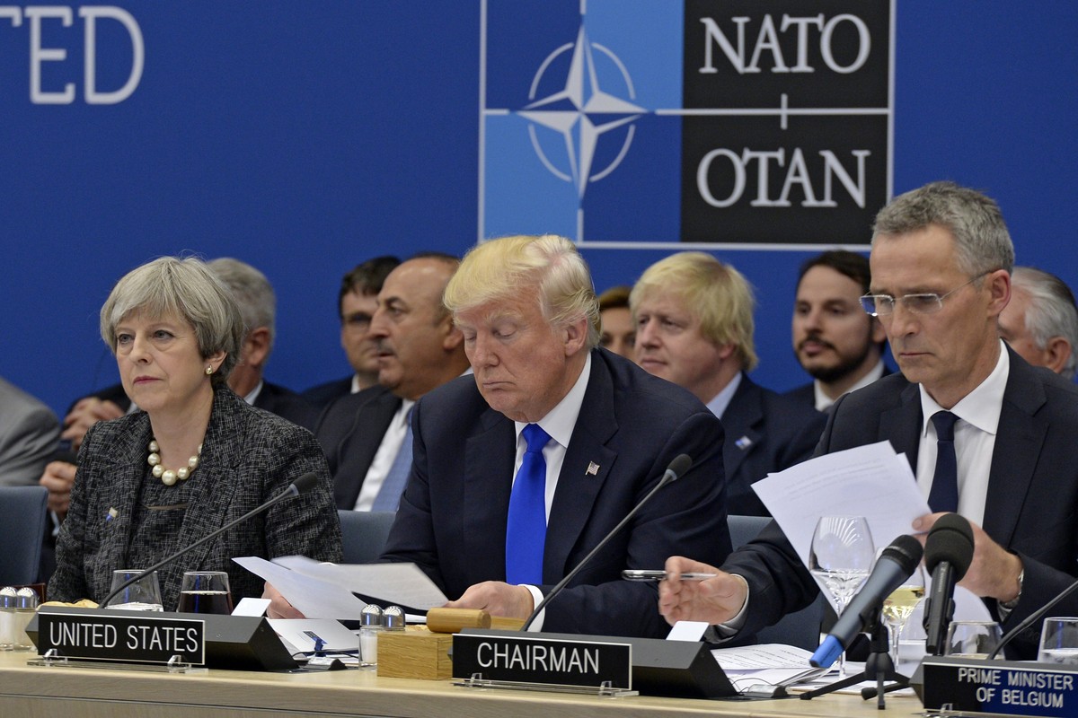 epa05989957 Britain's Prime Minister Theresa May, US President Donald Trump and NATO Secretary General Jens Stoltenberg during a working dinner meeting at the NATO summit in Brussels, Belgium, 25 ...