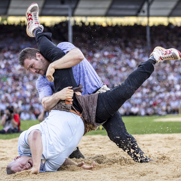 Armon Orlik, oben, besiegt Pirmin Reichmuth im 8. Gang, am Eidgenoessischen Schwing- und Aelplerfest 2025 Glarnerland (ESAF), am Sonntag, 31. August 2025, in Mollis. (KEYSTONE/Michael Buholzer)