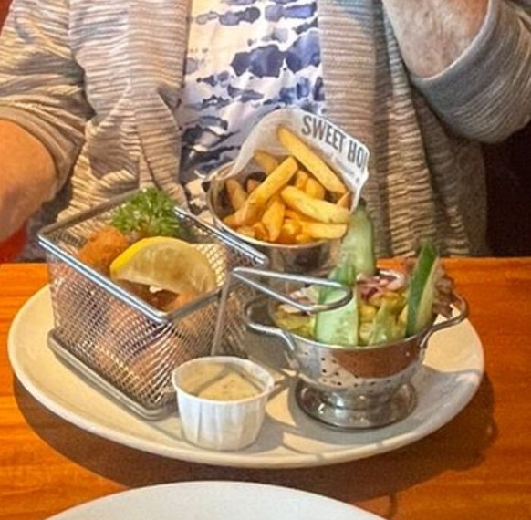 WE WANT PLATES
https://www.reddit.com/r/WeWantPlates/comments/1fhbtq3/there_is_a_plate_right_there_what_is_the_point/