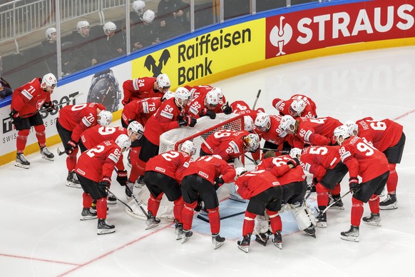 Switzerland&#039;s players huddle, prior the IIHF 2023 World Championship preliminary round group B game between Norway and Switzerland, at the Riga Arena, in Riga, Latvia, Sunday, May 14, 2023. (KEYS ...