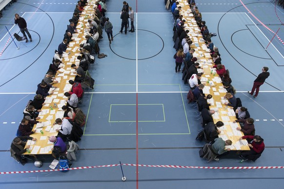 Auszählen in der Sporthalle Weissenstein in Bern.