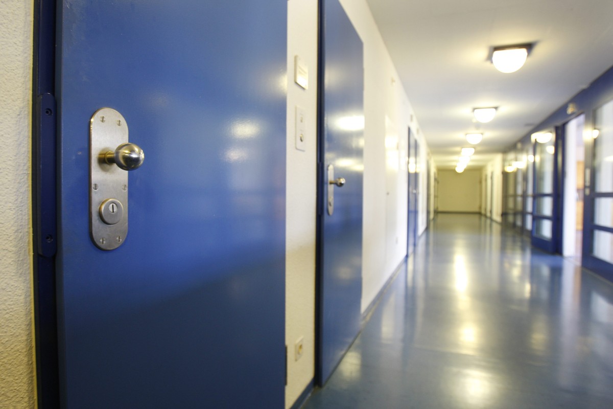THEMENBILD ZUM VERSUCH RISIKOORIENTIERTER STRAFVOLLZUG --- Ein Gang der neuen forensisch-psychiatrischen Abteilung der Strafanstalt Poeschwies, am Mittwoch, 21. Oktober 2009, in Regensdorf. Die neue A ...