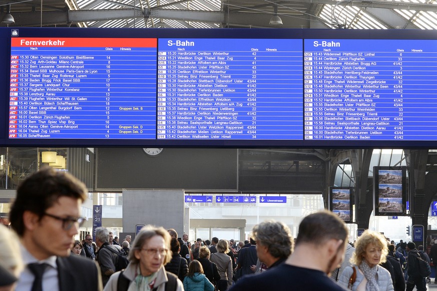 ARCHIVBILD ZUR MK SBB: INFORMATION ZUM FAHRPLAN 2020 (DEUTSCHSCHWEIZ), AM DIENSTAG, 07. MAI 2019 ---- Abfahrtstafel der Zuege im Zuercher Hauptbahnhof am Mittwoch, 11. November 2015. Die SBB orientier ...