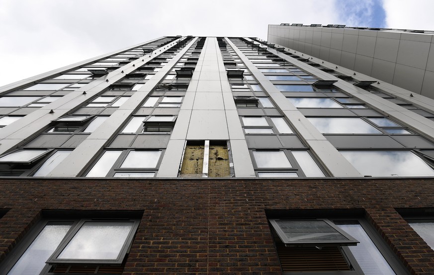 epaselect epa06043560 Cladding panels are seen on Chalcots Estate, in Camden, London, Britain, 22 June 2017. Camden council is preparing to remove the cladding panels from the tower blocks on the Chal ...