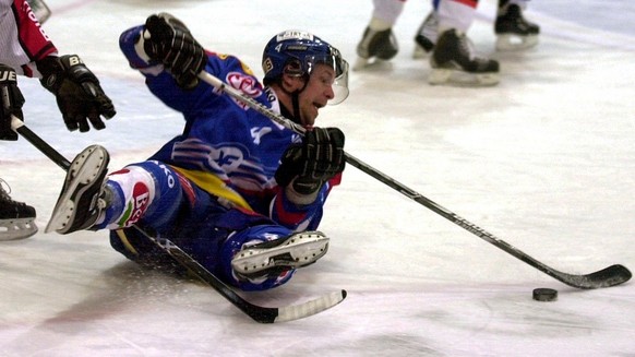 Zweikampf zwischen Klotens Marco Kloeti, am Boden, und Lausannes Laurent Emery, links, beim NLA Eishockey Abstiegsrundenspiel zwischen den Kloten Flyers und Lausanne am Donnerstag, 4. Maerz 2004, in K ...