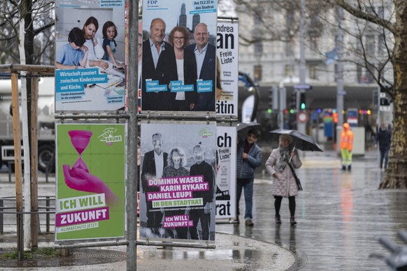 Plakate der verschiedenen Parteien fuer die Stadtratswahlen vom 13. Februar fotografiert auf dem Sechselaeutenplatz in Zuerich am Montag, 31. Januar 2022. (KEYSTONE/Gaetan Bally)