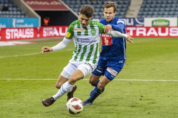 Louis Schasub, rechts, von Luzern im Spiel gegen Leonidas Stergiou, links, von St. Gallen beim Super League Meisterschaftsspiel zwischen dem FC Luzern und dem FC St. Gallen vom Sonntag, 18. Oktober 20 ...